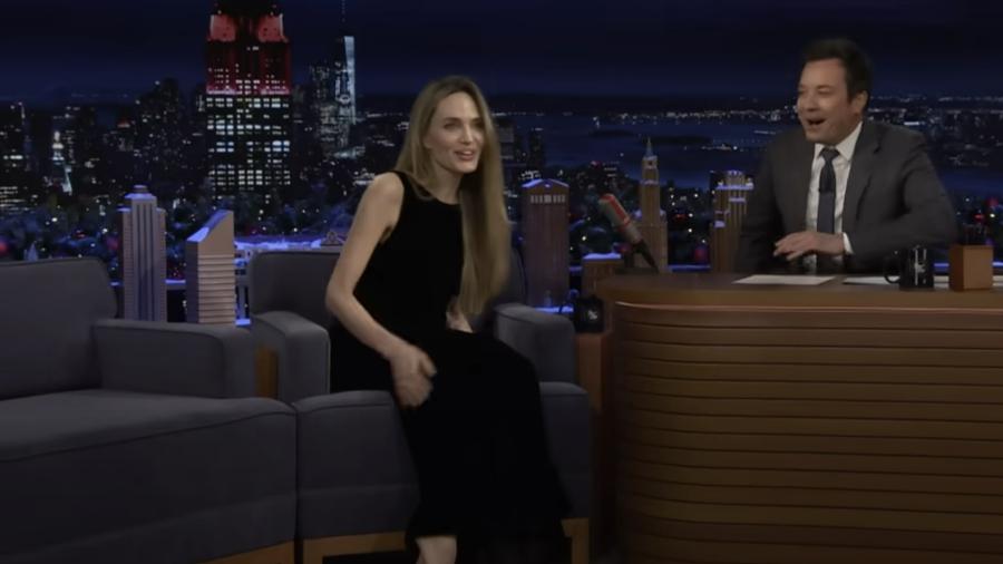 Angelina Jolie surpreendeu o apresentador Jimmy Fallon ao surgir descalça