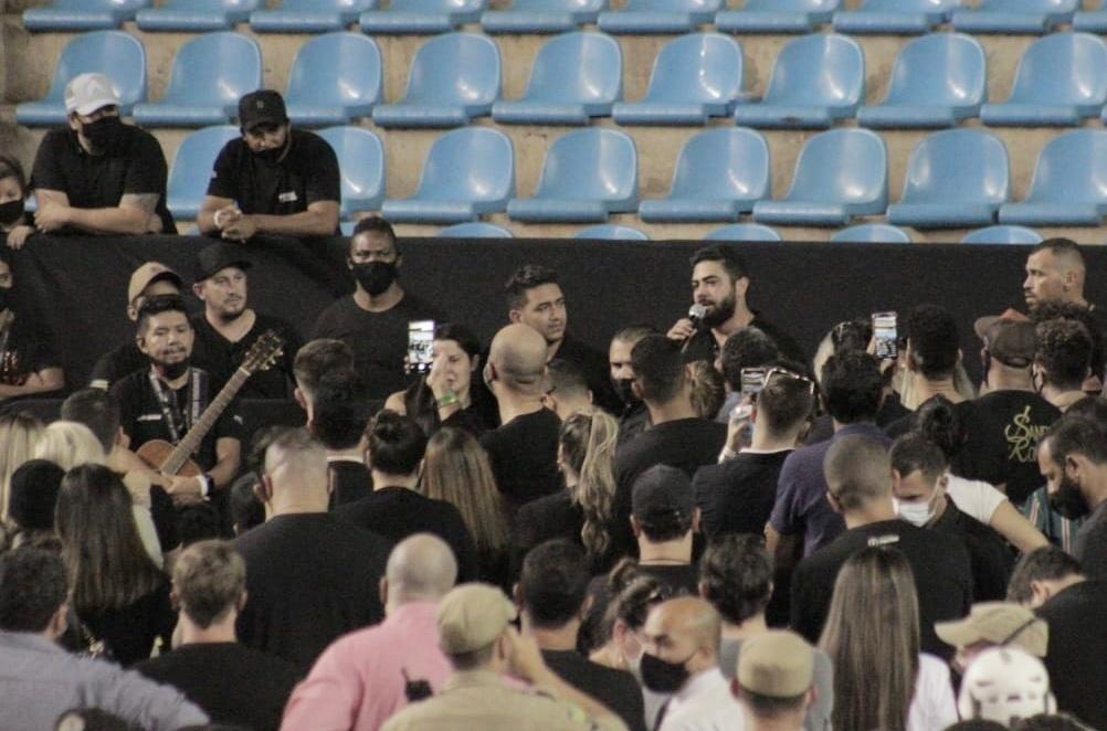 Henrique e Juliano e Maiara e Maraísa cantam em homenagem a Marília Mendonça no final do velório da cantora, em Goiânia - J. Lee/ Brazil News