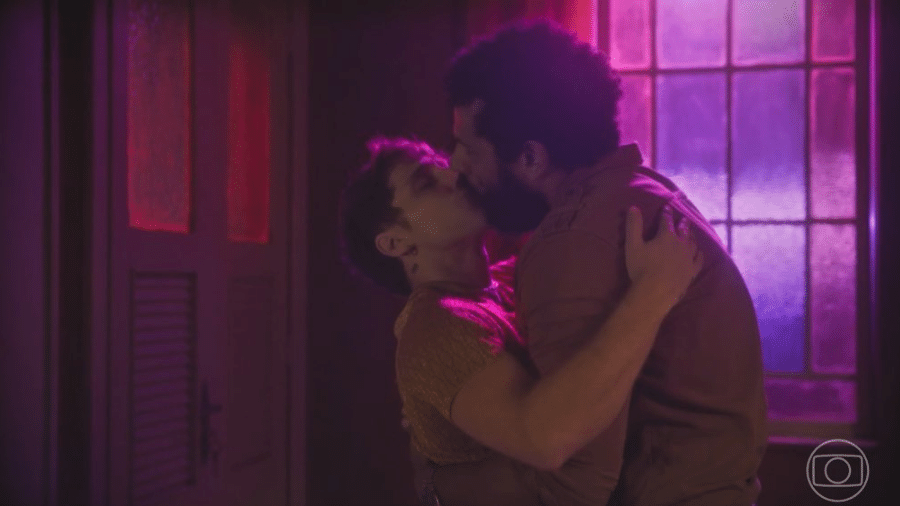 Kelvin (Diego Martins) e Ramiro (Amaury Lorenzo) em beijo de 'Terra e Paixão'