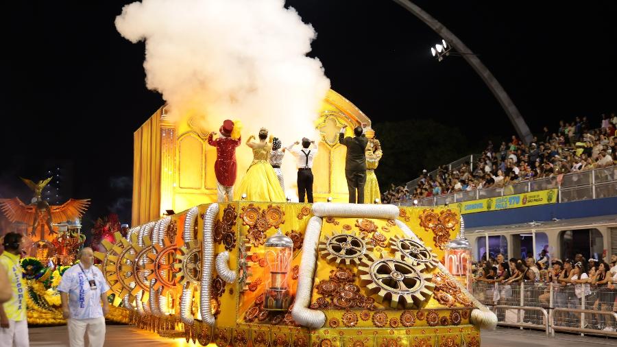 Desfile da Águia de Ouro na primeira noite de carnaval no sambódromo do Anhembi