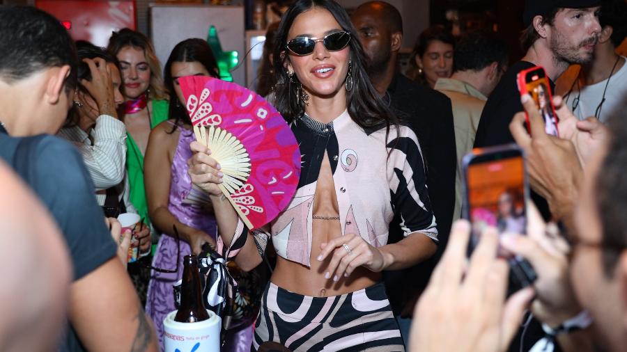 Bruna Marquezine exibiu 'tanquinho' durante evento no Rio de Janeiro