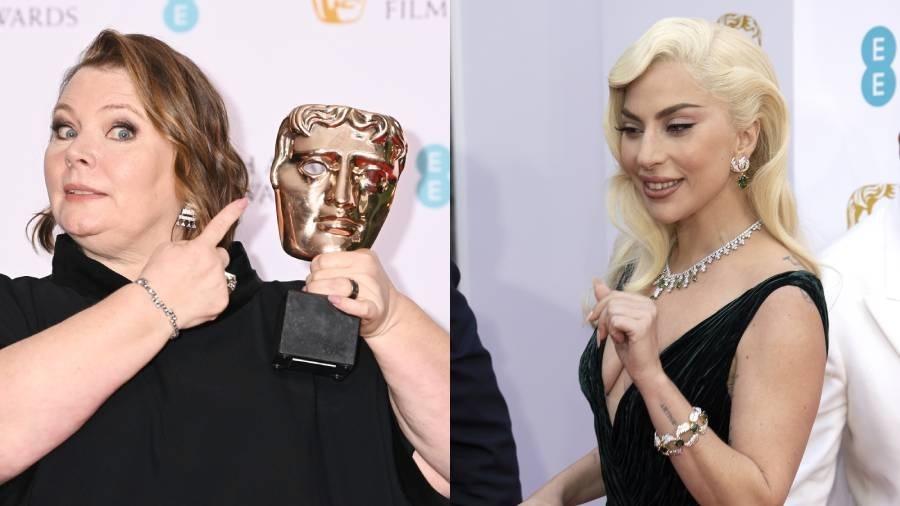Joanna Scanlan e Lady Gaga no BAFTA Awards 2022 - Dave J Hogan/Getty Images e Neil Mockford/FilmMagic