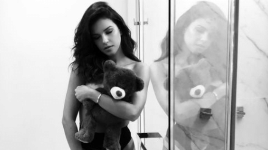 Mariana Rios ganhou elogios de seguidores em foto coberta por urso de pelúcia - Reprodução/Instagram