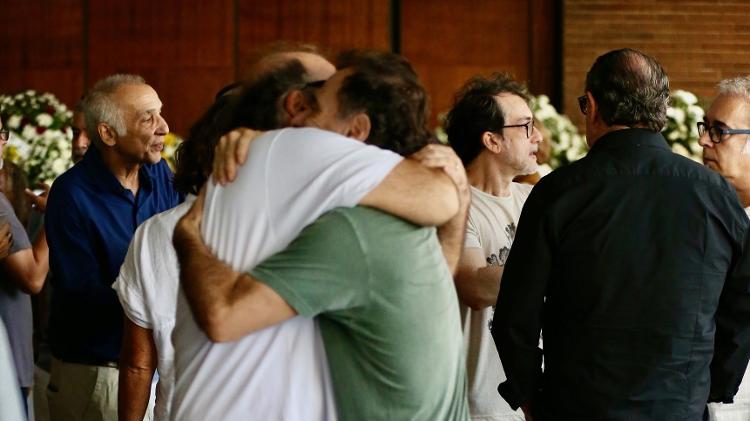 Enrique Diaz abraça Otávio Müller no velório de Ziraldo