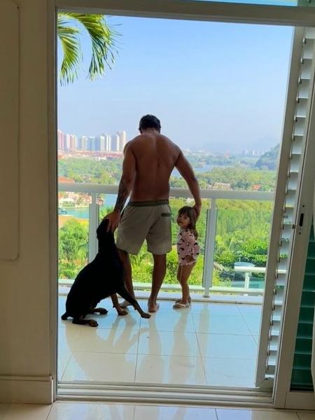 Artista compartilhou um clique de costas, onde apareceu de mãos dadas com sua caçula Hanna, de 2 anos - Reprodução/Instagram