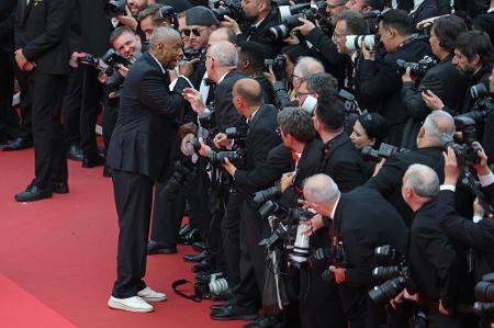 Denzel Washington discute com fotógrafos no tapete vermelho de Cannes