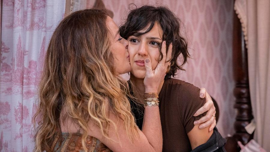 Filipa (Claudia Abreu) abraça Nina (Flora Camolese) em 'Dona de Mim' Filipa (Claudia Abreu) abraça Nina (Flora Camolese) em 'Dona de Mim'