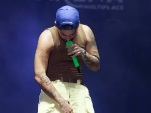 Calça de Zé Felipe rasga durante show e cantor interrompe apresentação