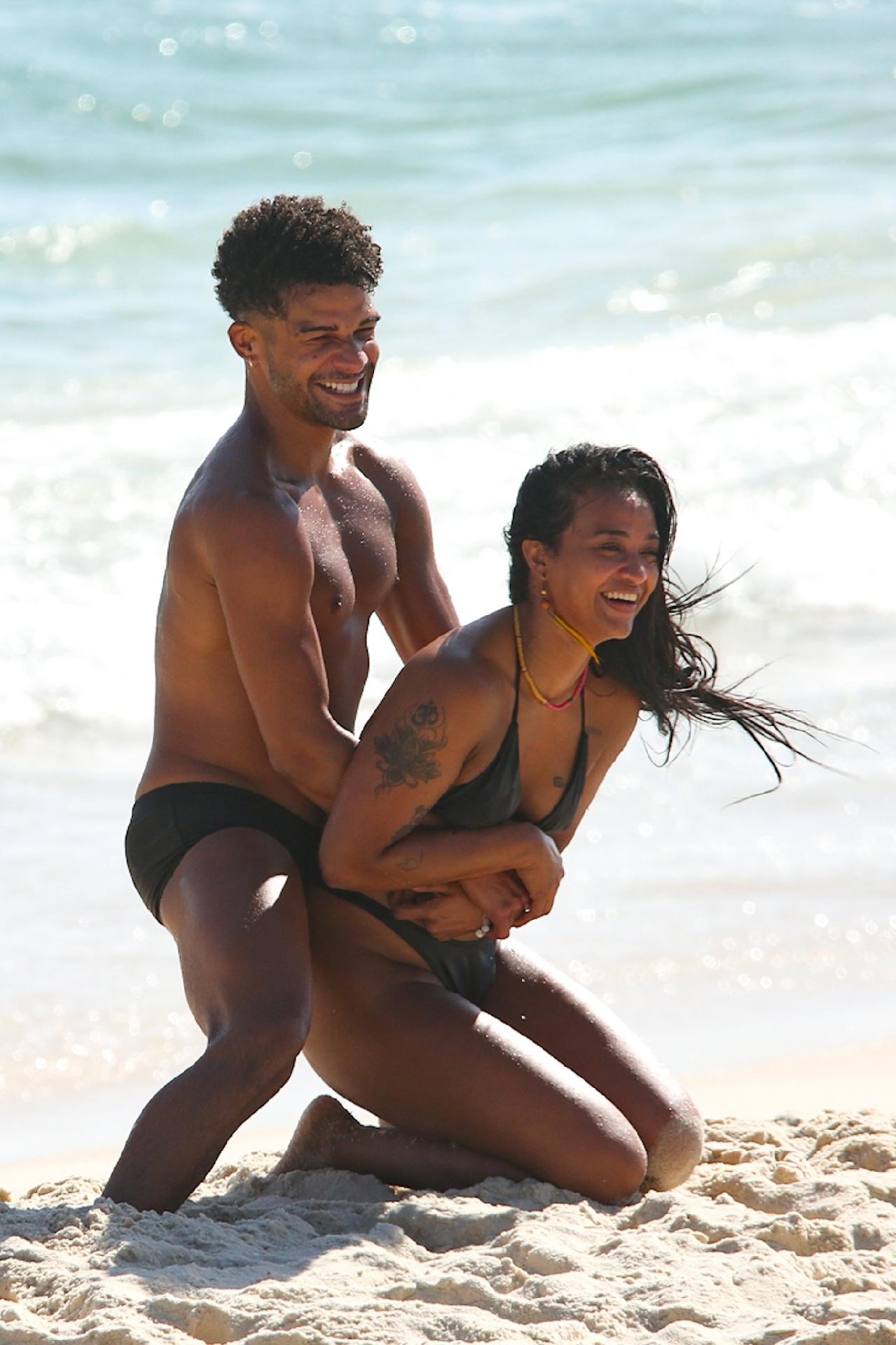 Lucas Leto e Jaque Paraense brincam na praia, no Rio - undefined