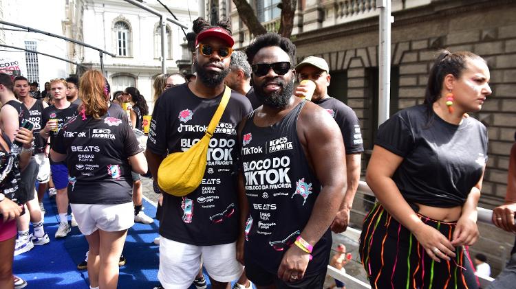 Douglas Silva e amigo no Bloco da Favorita, no Rio de Janeiro