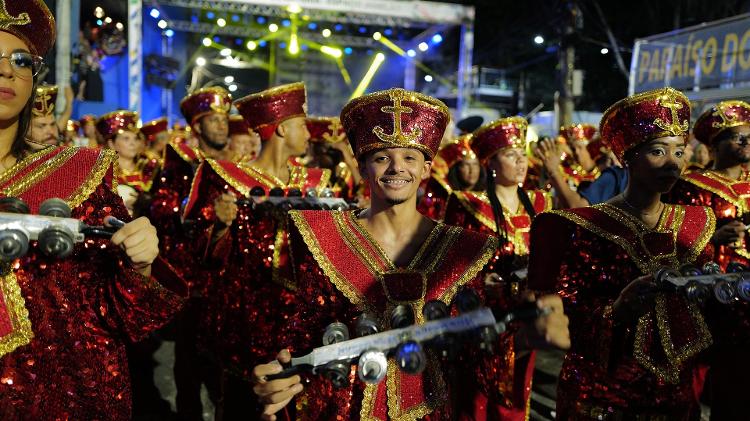 Bateria da Paraíso do Tuiuti veio de vermelho representando o sangue dos marujos