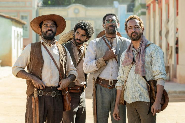Josué (Thomás Aquino), Sabiá (Vitor Sampaio), Milagre (Ítalo Martins) e Arduíno (Irandhir Santos) em 'Guerreiros do Sol' Josué (Thomás Aquino), Sabiá (Vitor Sampaio), Milagre (Ítalo Martins) e Arduíno (Irandhir Santos) em 'Guerreiros do Sol'