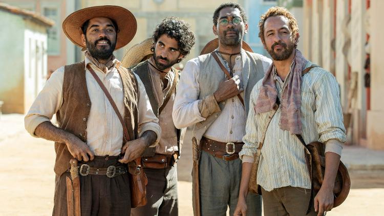 Josué (Thomás Aquino), Sabiá (Vitor Sampaio), Milagre (Ítalo Martins) e Arduíno (Irandhir Santos) em 'Guerreiros do Sol' Josué (Thomás Aquino), Sabiá (Vitor Sampaio), Milagre (Ítalo Martins) e Arduíno (Irandhir Santos) em 'Guerreiros do Sol'