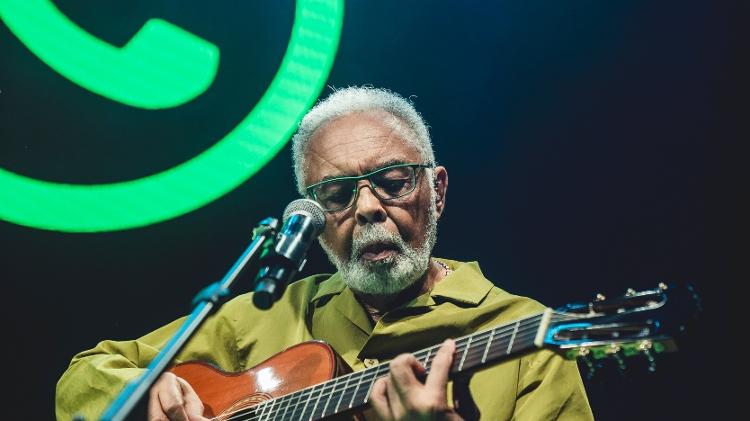 Gilberto Gil toca violão em show da neta, Flor