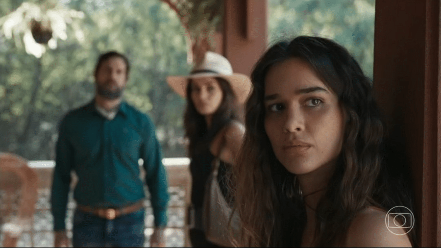 Mariana (Theresa Fonseca) com Egídio (Vladimir Brichta) e Eliana (Sophie Charlotte) aos fundos em "Renascer" - Reprodução/Globo