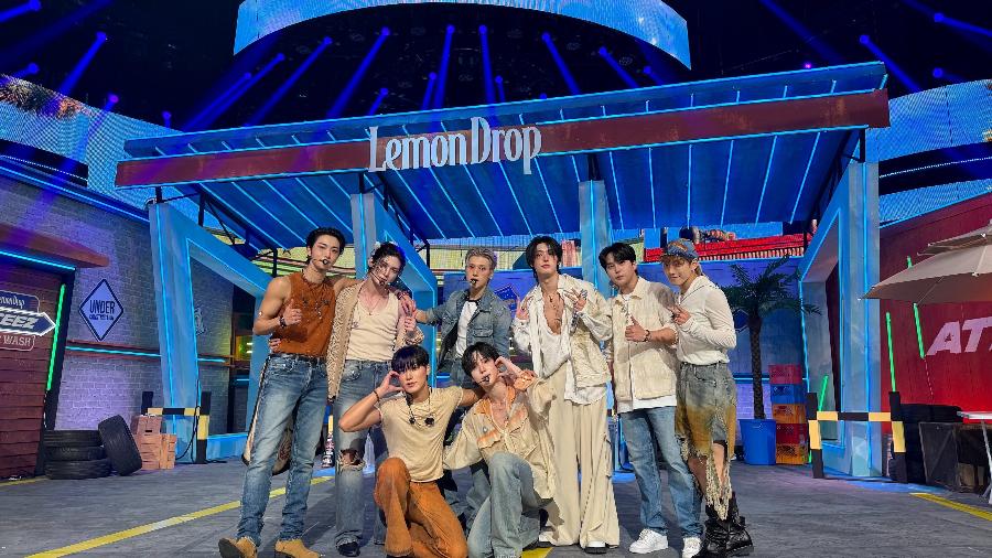 ATEEZ nos bastidores da performance de "Lemon Drop" ATEEZ nos bastidores da performance de "Lemon Drop"