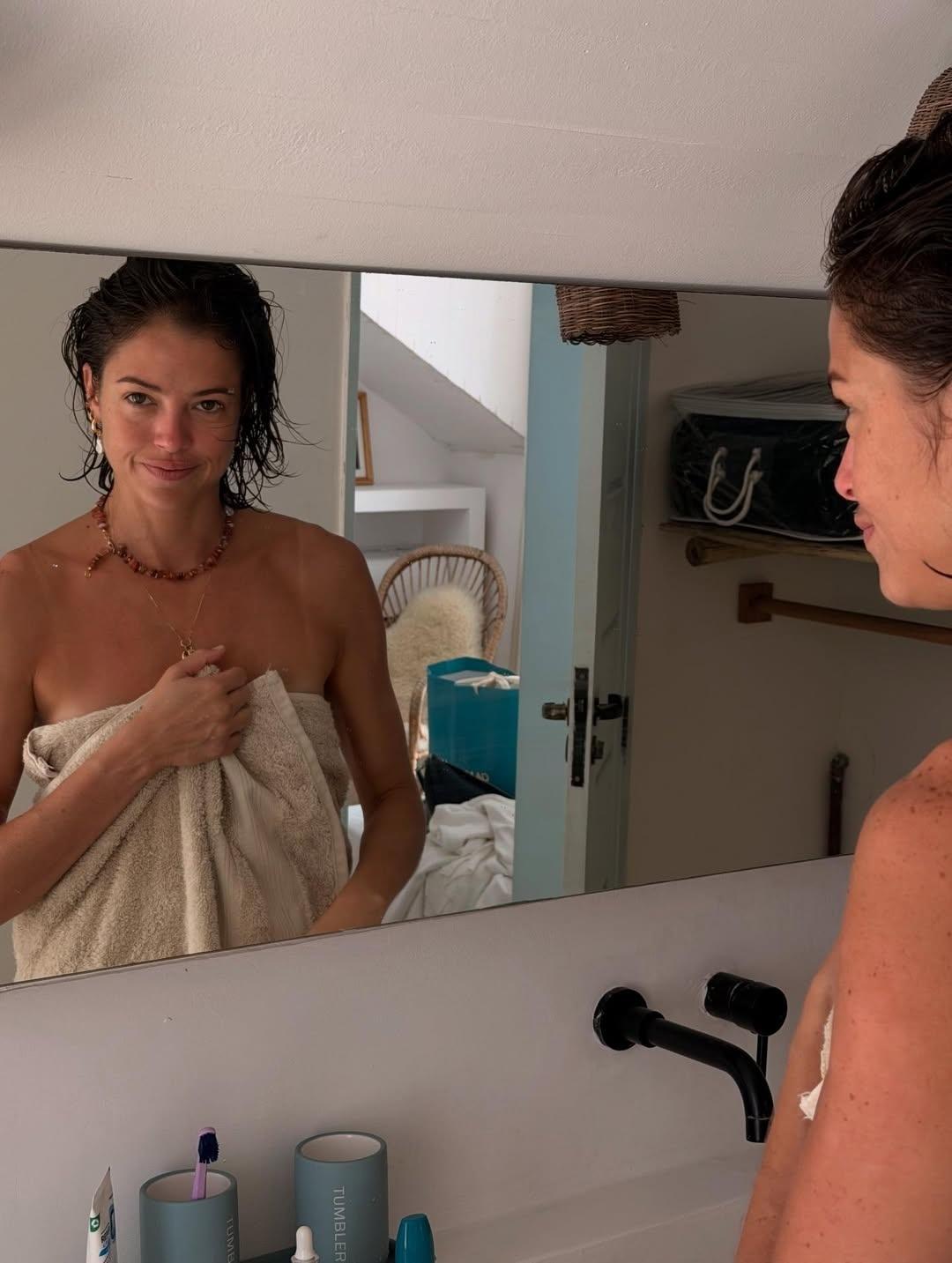 Agatha Moreira posou só de toalha em suas redes sociais - undefined