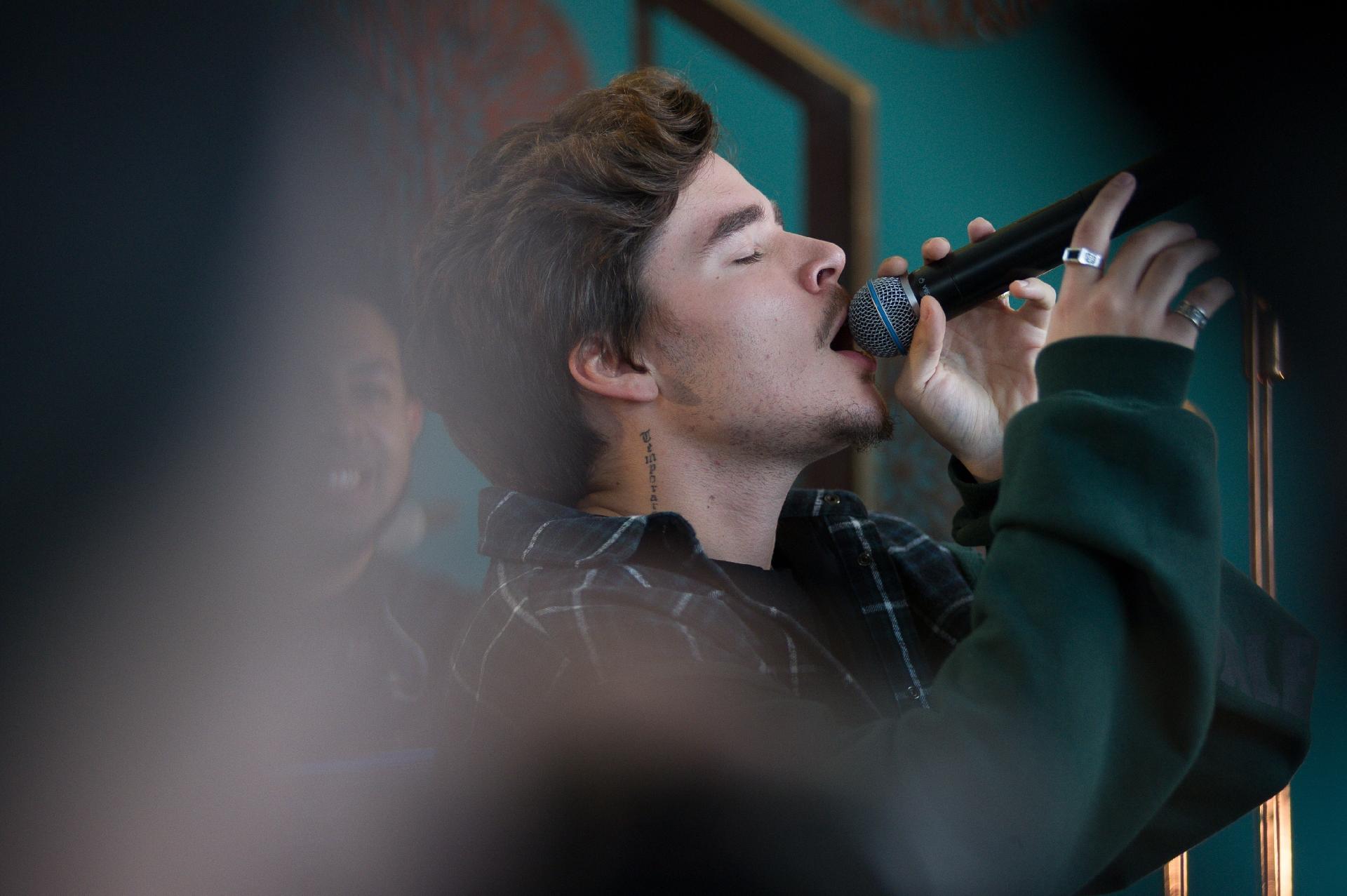 João Figueiredo 'Sai da Caixa' e solta a voz ao lado de Luiza Possi - Reinaldo Canato/UOL