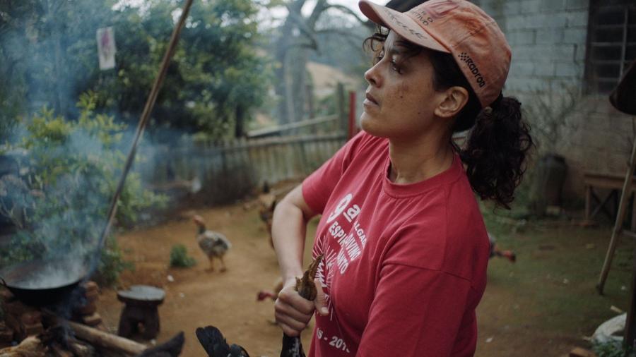 Maeve Jinkings vive uma mulher do campo em "Carvão", filme de Carolina Markowicz - Divulgação