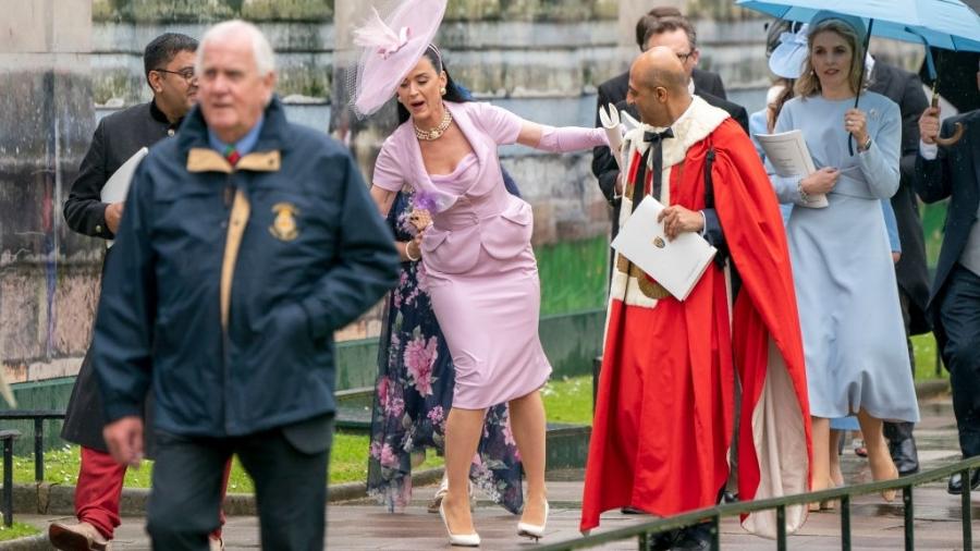 Katy Perry quase cai após coroação  - Getty Images