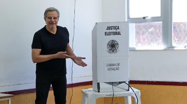 Edson Celulari vota nas eleições municipais