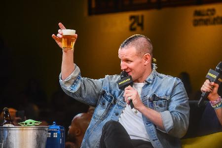 Matt Smith toma cerveja no Palco Omelete, durante a CCXP 24