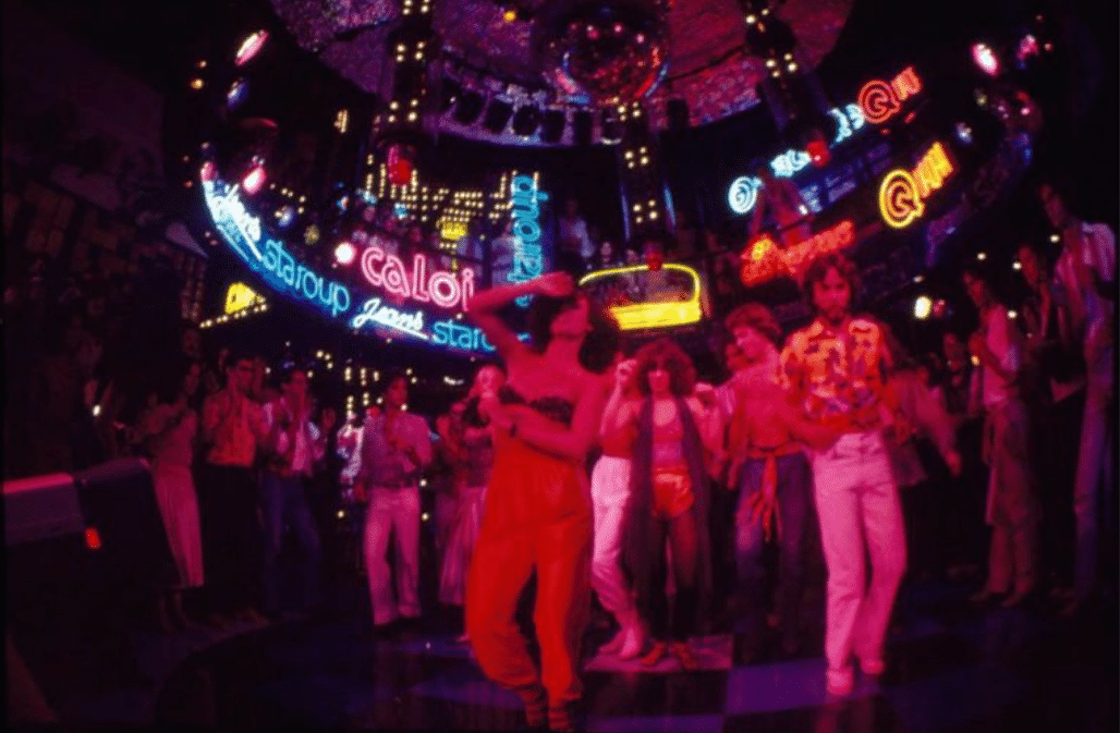 De 1978, "Dancin' Days" foi escrita a partir do esboço "A Prisioneira", da colaboradora Janete Clair. Estrelada por Sônia Braga, a novela alcançou um grande sucesso e marcou a estreia de Gilberto no horário nobre como autor titular. - Divulgação