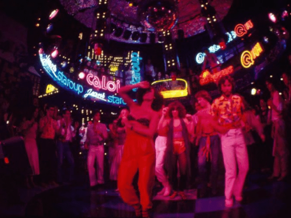 De 1978, "Dancin' Days" foi escrita a partir do esboço "A Prisioneira", da colaboradora Janete Clair. Estrelada por Sônia Braga, a novela alcançou um grande sucesso e marcou a estreia de Gilberto no horário nobre como autor titular. - Divulgação