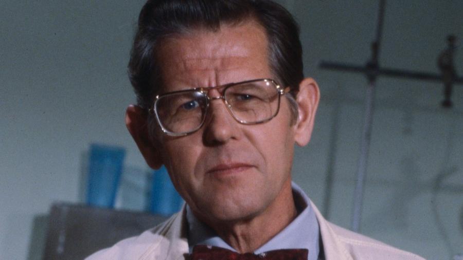 Ed Williams viveu o cientista Ted Olson na saga de comédia Ed Williams viveu o cientista Ted Olson na saga de comédia