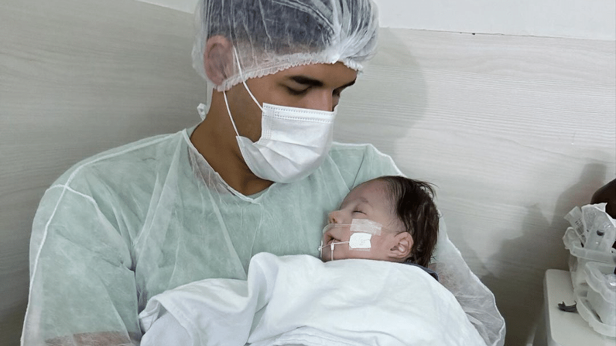 Zé Vaqueiro com o filho; bebê nasceu com a Síndrome de Patau