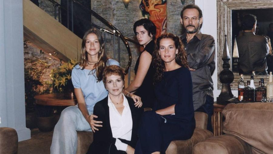 A família de Valdomiro (José Wilker) em 'Suave Veneno'