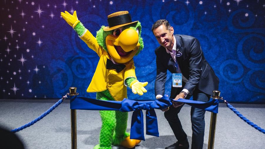 A D23 Brasil - Uma Experiência Disney começou oficialmente após Renato D"Angelo (General Manager Brazil & Head of Marketing OOH LATAM) e Zé Carioca cortarem a faixa que deu início ao evento - Disney/ Divulgação