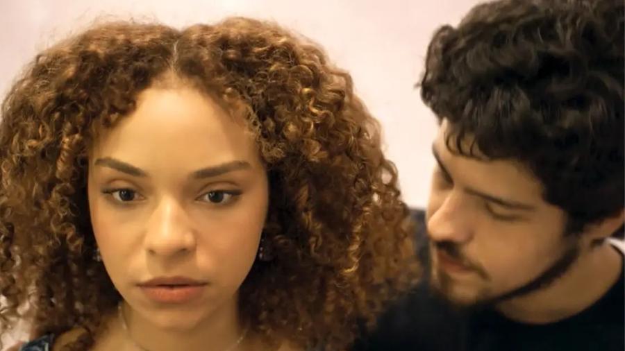 Evelyn (Gi Fernandes) e Tomás (Paulo Mendes) em "Mania de Você" - Reprodução/Globo