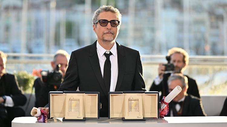 Kléber Mendonça Filho posa com os prêmios do Festival de Cannes 2025: Melhor Diretor e Melhor Ator para Wagner Moura Kléber Mendonça Filho posa com os prêmios do Festival de Cannes 2025: Melhor Diretor e Melhor Ator para Wagner Moura