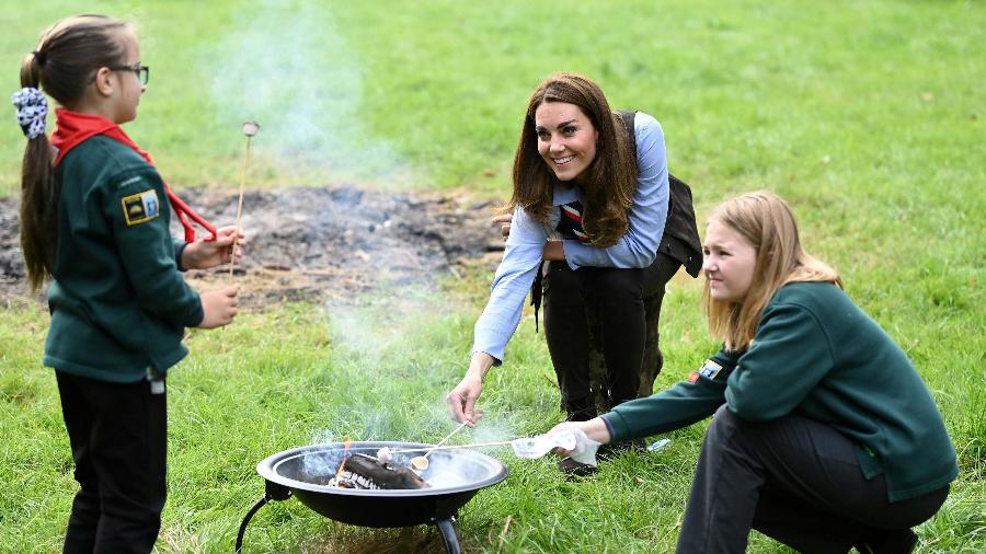 Kate Middleton torra mashmallows em fogueira com duas escoteiras, em Londres - POOL/REUTERS