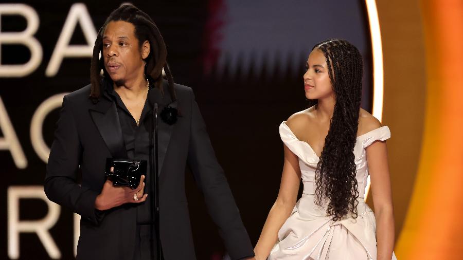 Jay-Z recebe o prêmio Dr. Dre de impacto global acompanhado da filha, Blue Ivy
