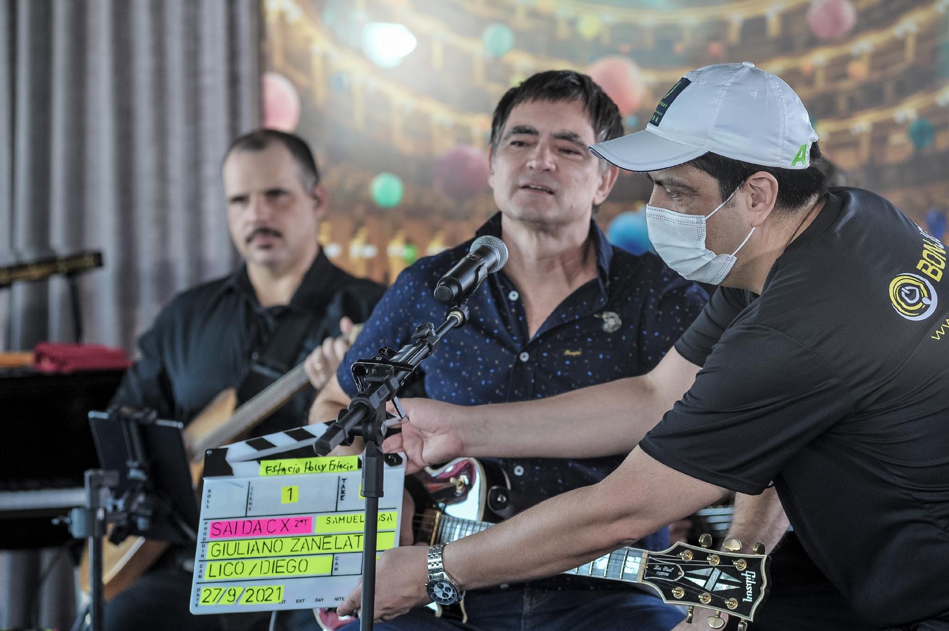 Samuel Rosa nos bastidores do 'Sai da Caixa', de Tiago Abravanel - Reinaldo Canato/UOL