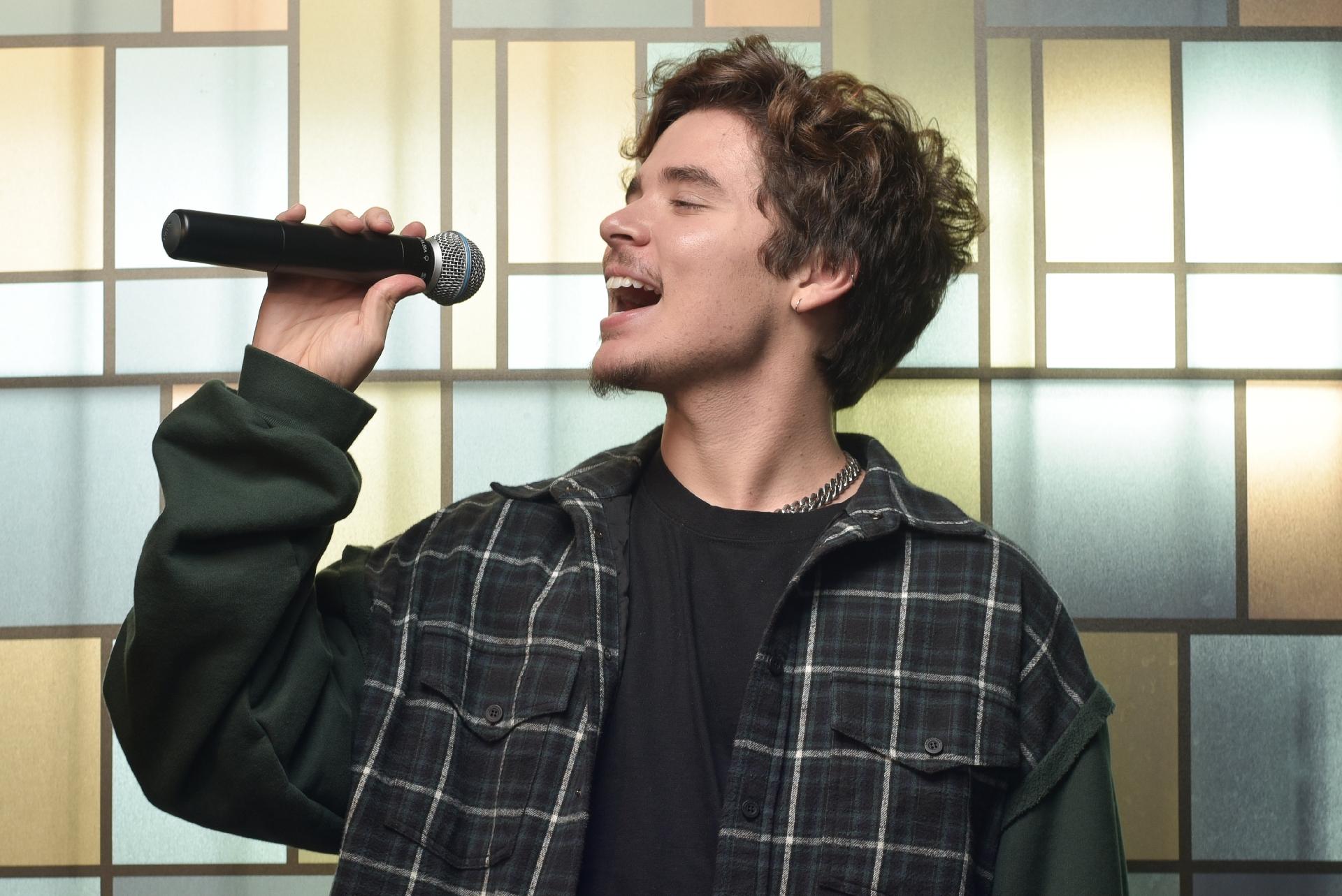 João Figueiredo 'Sai da Caixa' e solta a voz ao lado de Luiza Possi - Reinaldo Canato/UOL