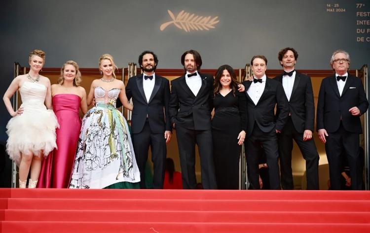 O diretor Ali Abbasi, o elenco e produtores do filme 'O Aprendiz' no tapete vermelho de Cannes, na França