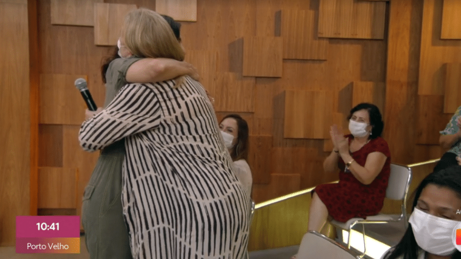 Fátima Bernardes abraçou espectadora do "Encontro" (TV Globo) que relatou ajuda a mãe com Alzheimer - Reprodução/TV Globo