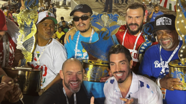 Luiz (de azul e óculos escuros) e Gabriel David comemorando a conclusão do Carnaval 2022