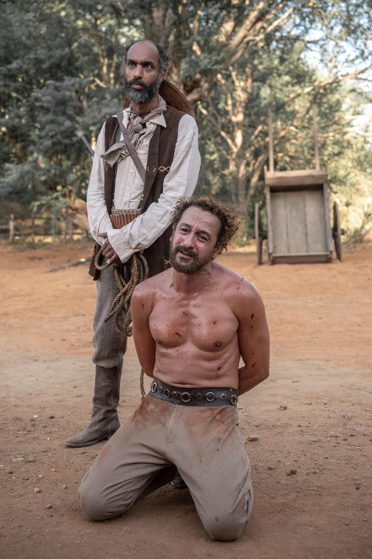 Marimbondo (Alexandre Paz) e Arduíno (Irandhir Santos) em 'Guerreiros do Sol' Marimbondo (Alexandre Paz) e Arduíno (Irandhir Santos) em 'Guerreiros do Sol'