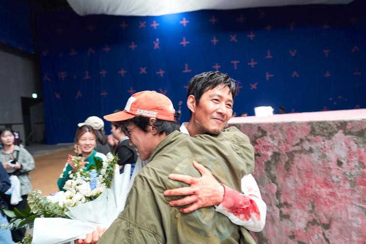 Diretor Hwang Dong-hyuk e Lee Jung-jae nos bastidores de 'Round 6' Diretor Hwang Dong-hyuk e Lee Jung-jae nos bastidores de 'Round 6'