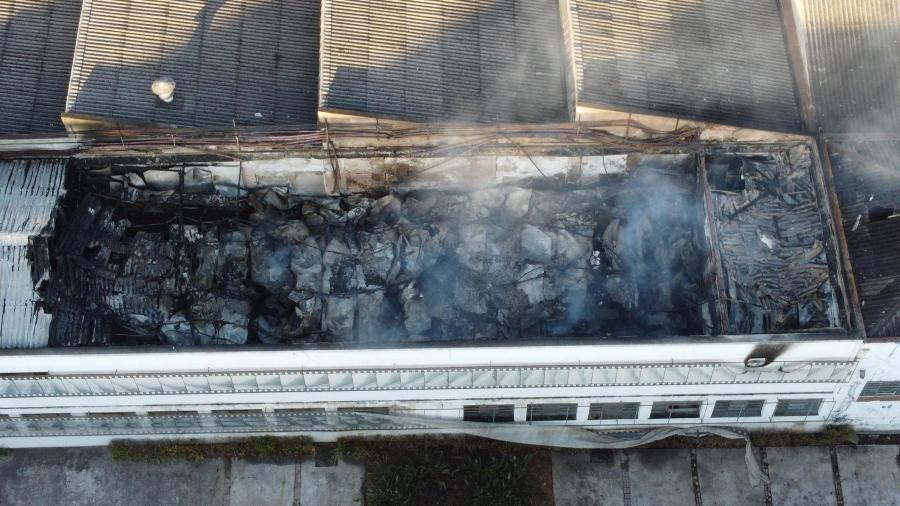 Vista aérea do galpão da Cinemateca Brasileira na Vila Leopoldina, um dia depois do incêndio que atingiu o local - Ronaldo Silva/Futura Press/Folha