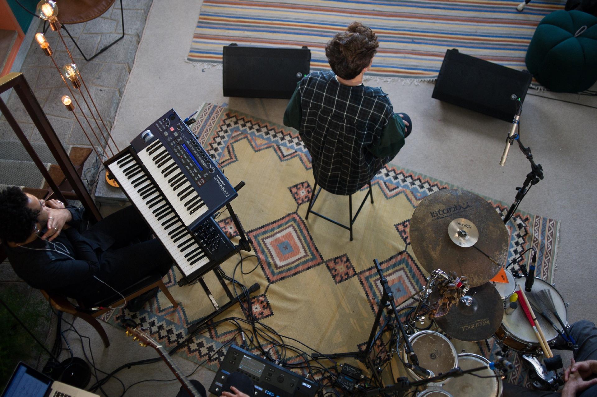 Os bastidores da participação de João Figueiredo no 'Sai da Caixa', com Luiza Possi - Reinaldo Canato/UOL