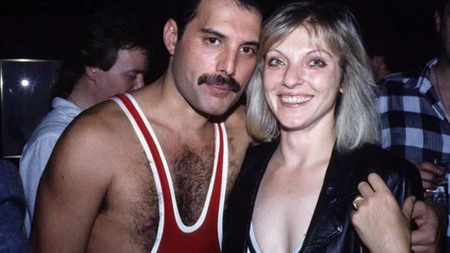 Freddie Mercury e Mary Austin tiveram um relacionamento até os anos 1970 - Reprodução/Internet