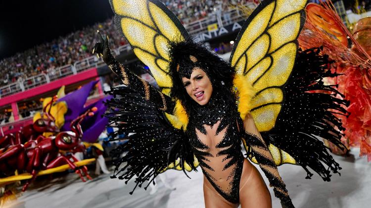 Erika Schneider é abelha-rainha no desfile da Porto da Pedra