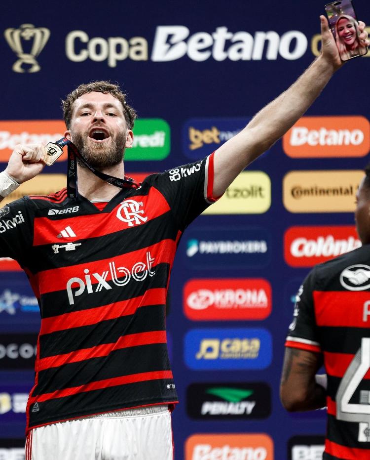 Léo Pereira em ligação de vídeo com Karoline Lima enquanto comemora o título do Flamengo na Copa do Brasil Léo Pereira em ligação de vídeo com Karoline Lima enquanto comemora o título do Flamengo na Copa do Brasil