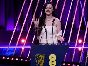 Atriz de 'Anora' dedica prêmio no Bafta a trabalhadoras sexuais