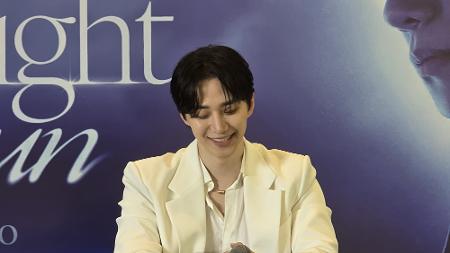 Lee Jun-ho na coletiva de imprensa antes dos seus shows no Brasil Lee Jun-ho na coletiva de imprensa antes dos seus shows no Brasil